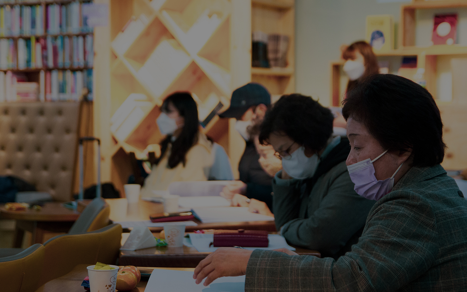 다수의 사람이 회의를 하는 사진 첫번째
